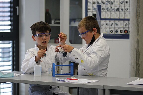 Zwei Schüler forschen im Grundschulkurs