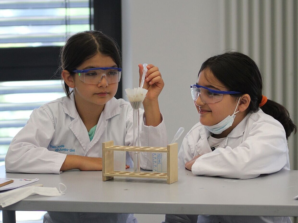 Zwei Schülerinnen forschen im Grundschulkurs 