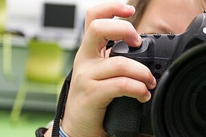 Kind fotografiert mit einer Kamera