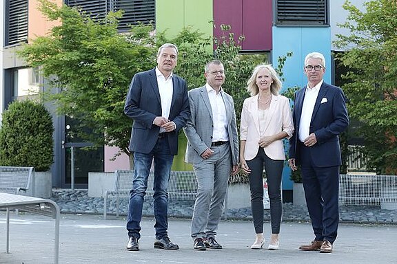 Vorsitz des Fördervereins: Peter Krämer, Jochen Braun, Dr. h.c. Peter H. Vaupel und Prof. Dr. Gela Preisfeld (v.l.) vor dem Gebäude der Junior Uni.