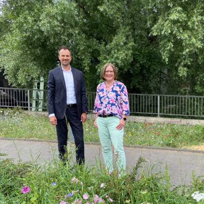 Oliver Knedlich, Geschäftsführer der Paul Schulten GmbH & Co. KG, bei seinem Besuch an der Junior Uni mit Junior Uni-Geschäftsführerin Dr. Ariane Staab. 