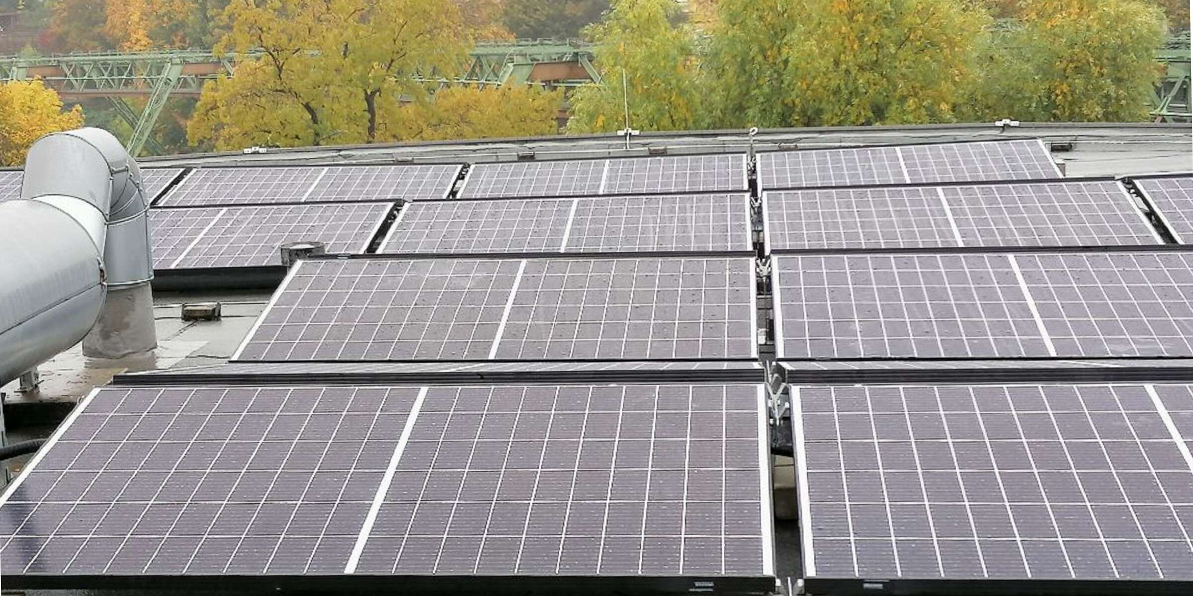 Solarfelder auf dem Dach der Junior Uni