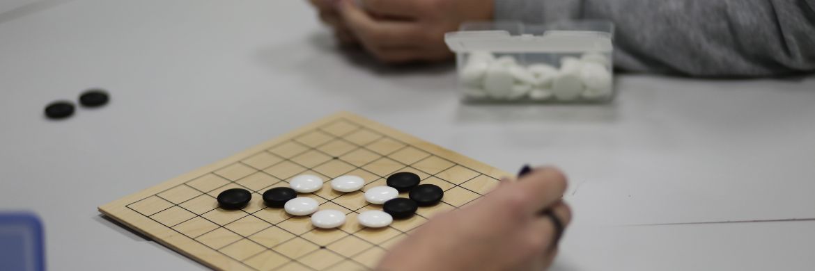 Kinder spielen das asiatische Spiel "Go"