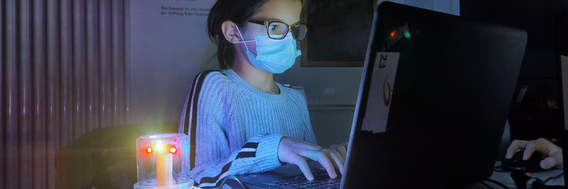 Kind programmiert eine Lampe am PC