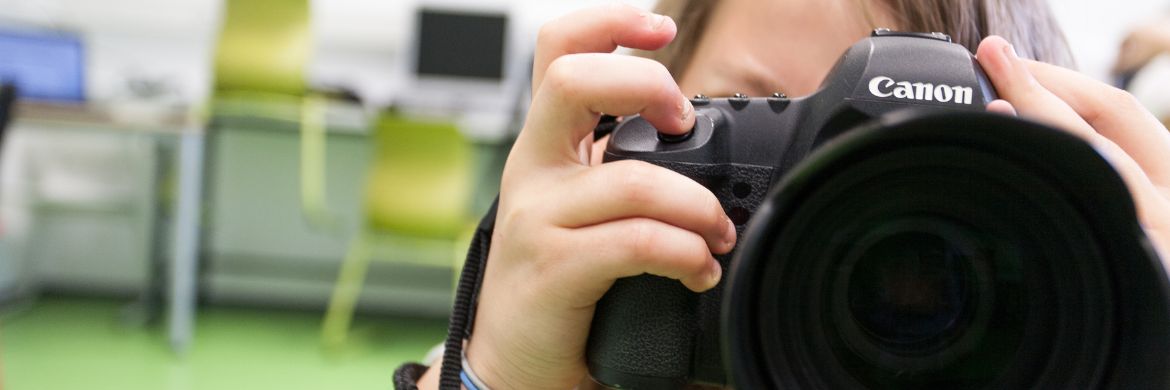 Kind fotografiert mit einer Kamera